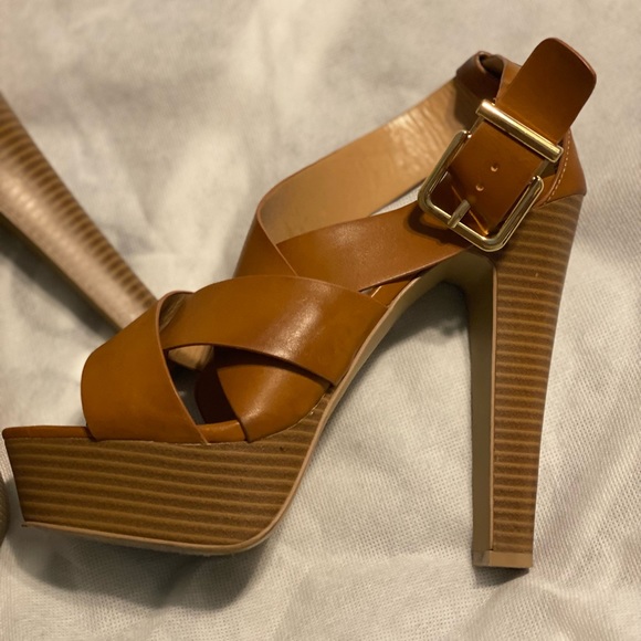 Express Heels - Picture 4 of 4